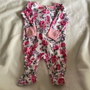 Gently used baby girl sleeper. Brand: Wonder Nation Size:0-3 months.